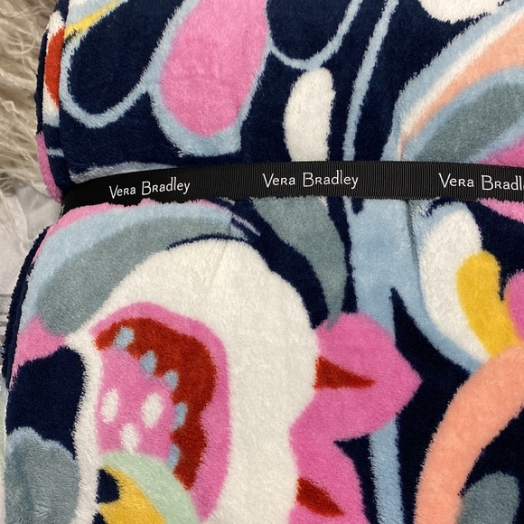NWT! Vera Bradley throw blanket - Picture 7 of 9